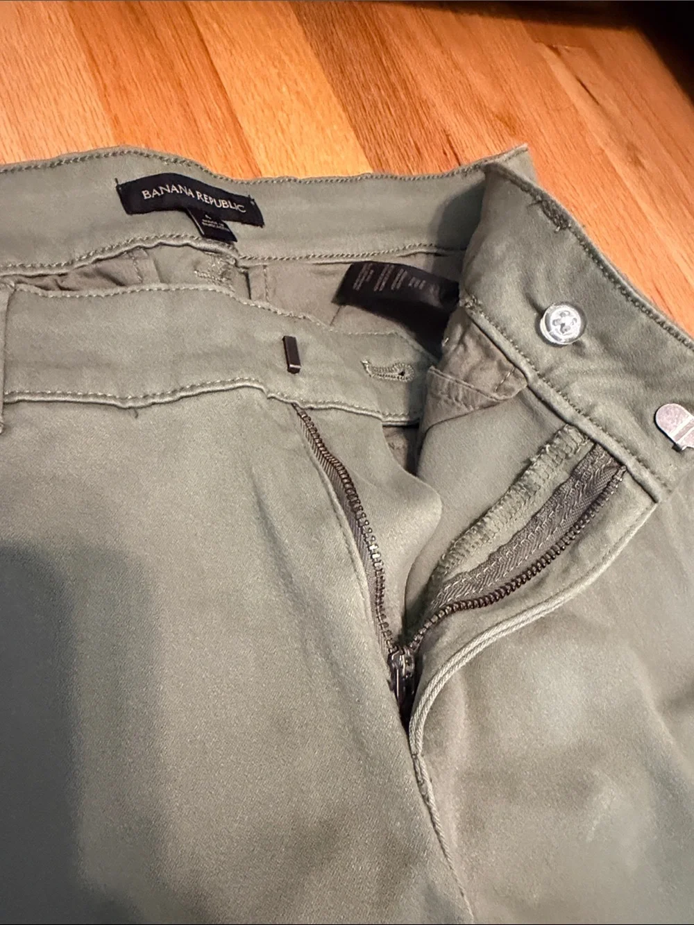 Banana Republic Women’s Cropped Chino Pant - Size 4 Olive Green